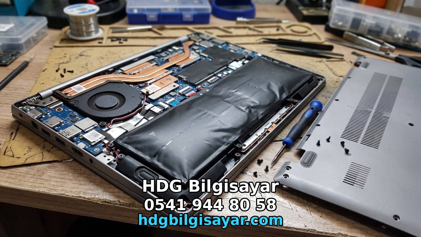 Alt kapağı açılmış dizüstüde şişmiş batarya