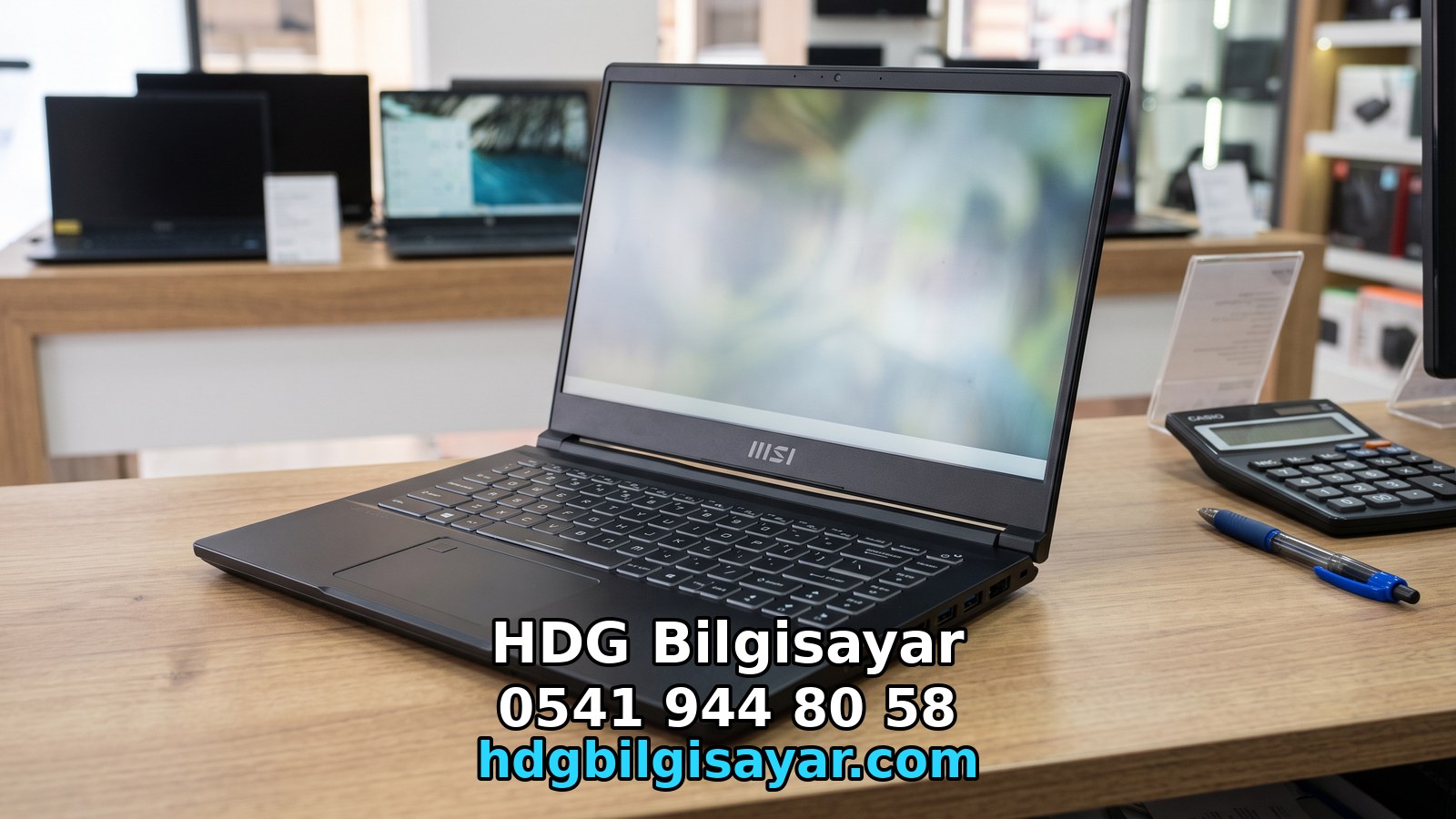 Tezgâhta MSI dizüstü ve hesap makinesi
