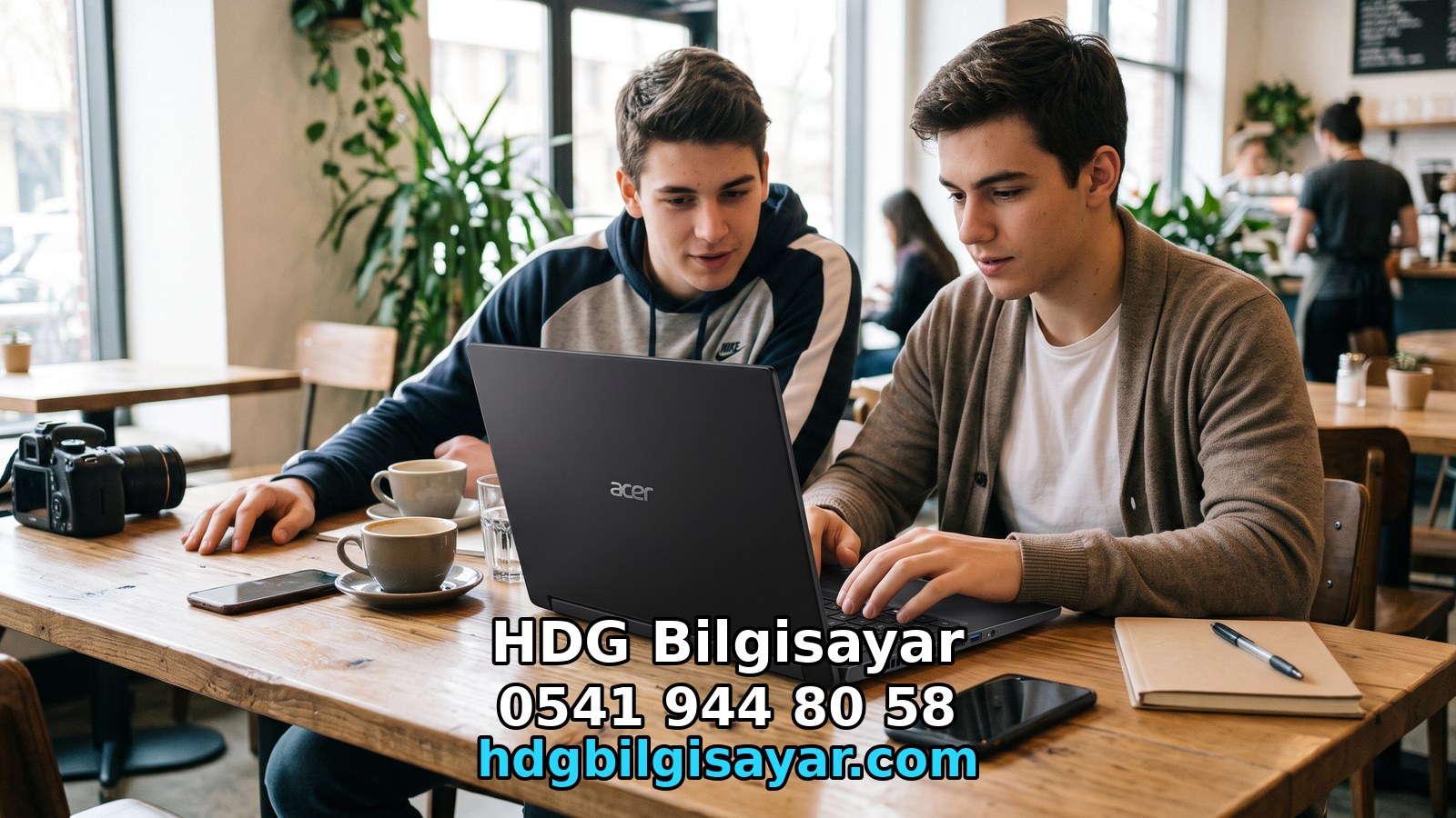 Kafede incelenen Acer dizüstü