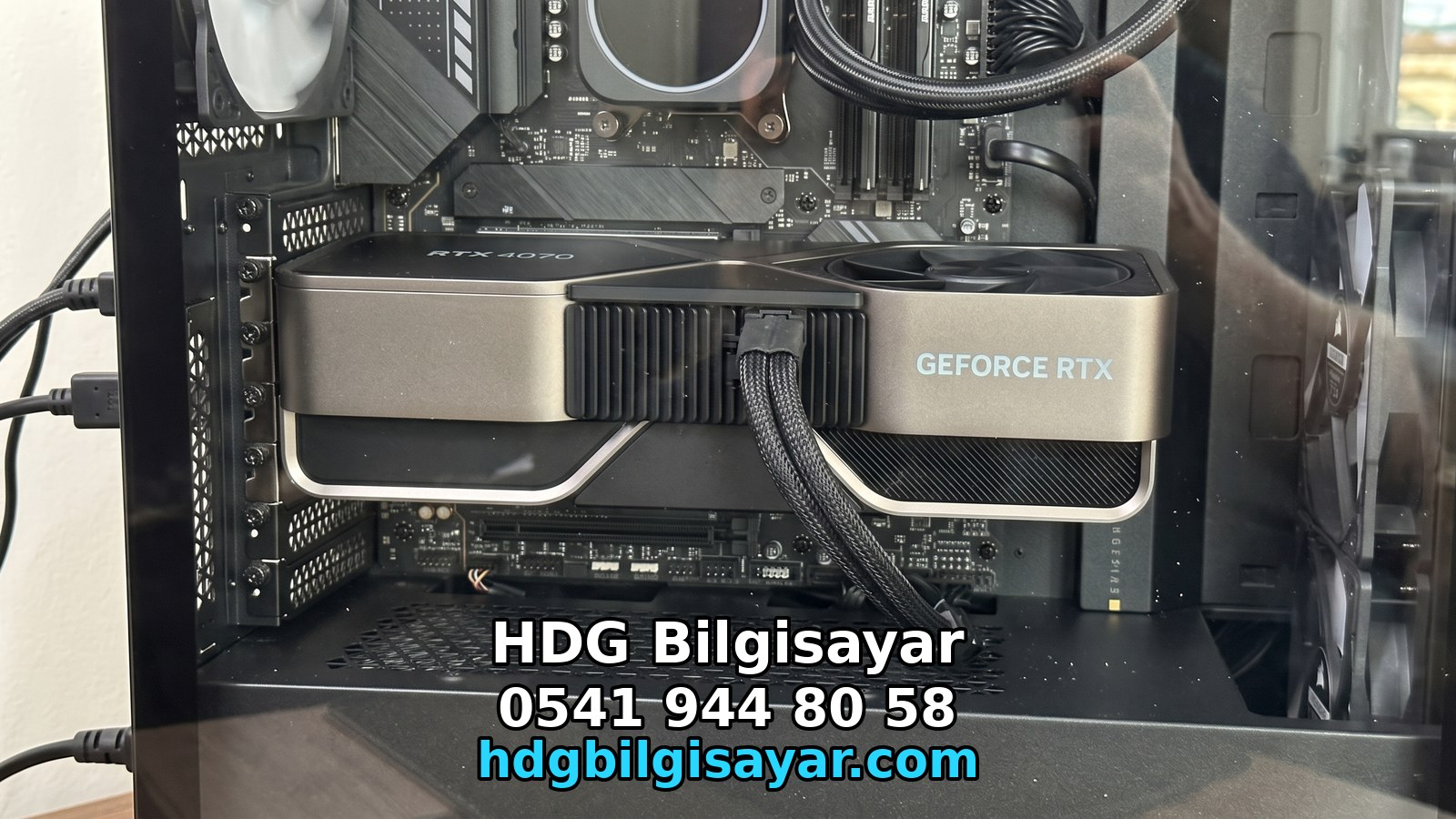 Kapağı açık kasada görünen ekran kartı