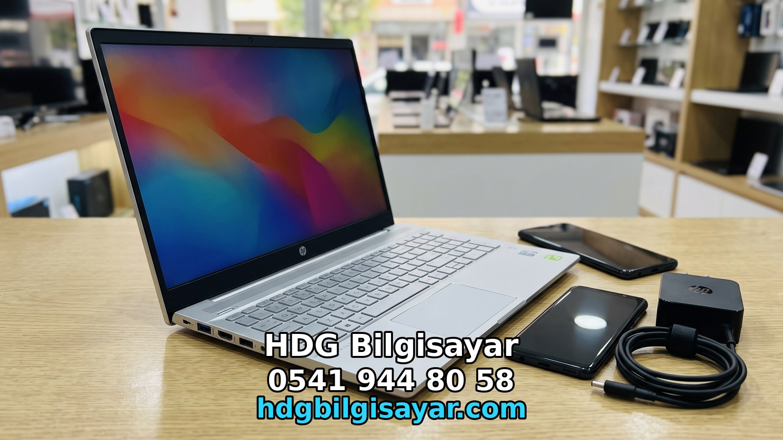 Mağaza tezgâhında HP dizüstü